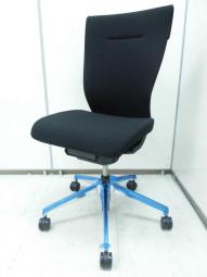 【操作レスで着座者の体重に応じてロッキングの反力が調整される体重感応メカ！】■イトーキ　コセールチェア　ブラック　ボーダーバックタイプ　■ワンランク上のデスクワークと座り心地！【ITOKI　Coser】★