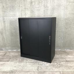 【物が取り出しやすい3枚引き違いタイプ！開閉スペースに困らない！】■オカムラ（okamura）製　レクトラインシリーズ　引違い書庫　3枚引き戸　ローキャビネット　■シリンダー錠　■ナチュラル木目調天板付き・ベース付き　■ブラック