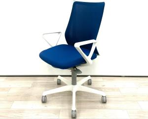 【腰まわりをしっかりホールド！長時間作業も快適フィット！】■オカムラ(okamura)製　フルーエントチェア(Fluent)　肘付　ローバック　背面メッシュ　■固定肘　■ミディアムブルー×ホワイトシェル【弊社使用欄：A01044085】