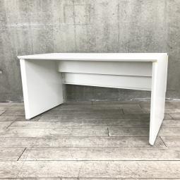 【パネル脚が珍しい！ゆとりのあるワークスペースで作業効率がアップ！幅1400㎜のワークデスク！】■オカムラ(okamura)製　プロユニットフリーウェイ(Pro Unit Freeway)　平机　引き出し無し　パネル脚　W1400×D725㎜　■ホワイト　※サイドパーツ日焼け有【弊社使用欄：A01041641】