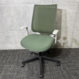 ★近日入荷予定品★【限定4脚のみ！入れ替えや追加にいかがでしょうか！コクヨの人気チェアを特別価格にて！】◆コクヨ　ミトラ2　肘付　ローバック　ディープグリーン《オフィスバスターズ福岡博多店は、福岡を拠点として、日本全国へ中古オフィス用品・オフィス家具を提供しております》
