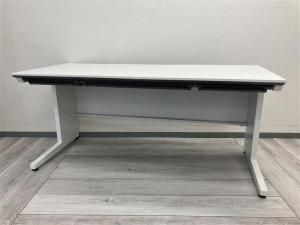 【在庫入替セール品！】ゆとりのあるワークスペースで作業効率アップ！ワイヤリング機能が充実の定番人気シリーズ！圧型の引出付で簡易的な収納も可能！
■コクヨ/IS（アイエス）/ホワイト　横幅1600㎜