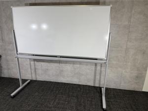 【コクヨ製の自立式ホワイトボード！両面使用で会議や塾、講義等で幅広く使用できます！】コクヨ　BB-R900　ホワイト　《オフィスバスターズ福岡博多店は、福岡を拠点として、日本全国へ中古オフィス用品・オフィス家具を提供しております》