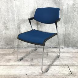 【肘一体型のシェルが身体への負担を軽減！】■コクヨ(KOKUYO)製　サティオ(Satio)シリーズ　肘付　スタッキングチェア　会議用　■背カバータイプ　■ブルー×ブラックシェル【IB】