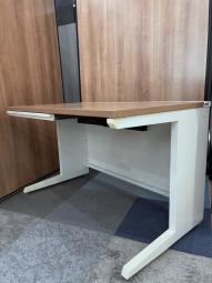 【ワイヤリング機能が充実！清潔感のあるホワイトカラーにおしゃれなナチュラル天板の平机！】■オカムラ（okamura）　アドバンス（ADVANCE）　平机　幅1200㎜　引き出し無　■天板：ナチュラル　本体：ホワイト