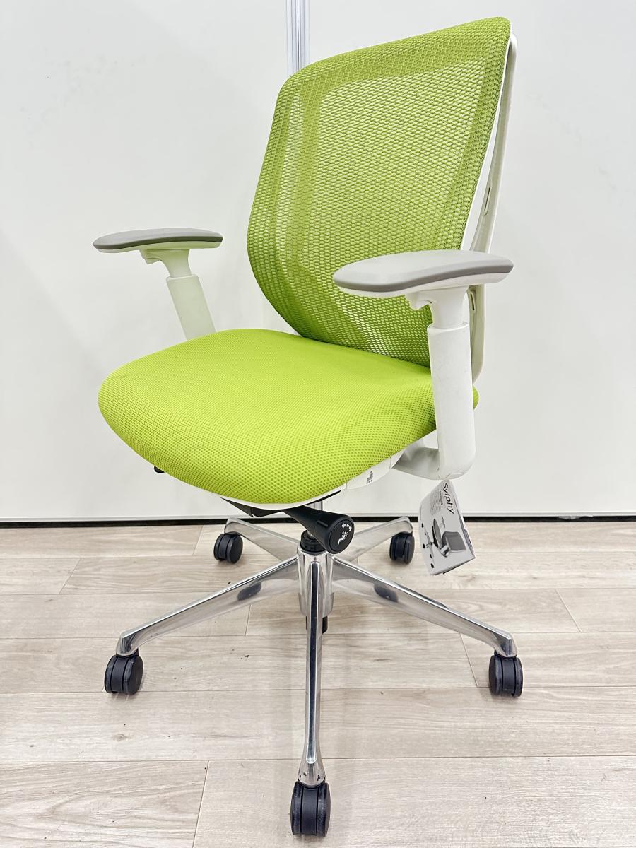 【三次元曲面が快適にフィット！！前傾チルト機能付の大人気メッシュチェア！】■オカムラ(okamura)製　シルフィー(Sylphy)　肘付ローバック　■背面メッシュバック　■可動肘　■ライムグリーン×ホワイトシェル
                        シルフィーメッシュ
                                    中古
            