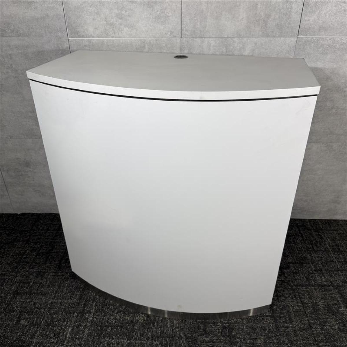 【在庫1点限り！配線付きカウンター台！受付で大活躍！】◆オカムラ製　受付　カウンター　ホワイト　《オフィスバスターズ福岡博多店は、福岡を拠点として、日本全国へ中古オフィス用品・オフィス家具を提供しております》
                        その他シリーズ
                                    中古
            