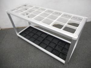 【オフィス・商業施設・病院など、様々な場所で活躍します！】■イトーキ（ITOKI）製　傘立て　アンブレラスタンド　フレームタイプ　24本用（3列×8マス）　■色：シルバー