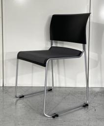 【重ねて収納！使い勝手抜群のスタッキングチェア！】■イトーキ（ITOKI）　ルベックチェア　スタッキングチェア　　■座面グレー×背面樹脂ブラック　※キャスター無し【スタイリッシュなデザイン！】