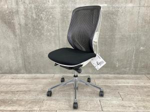 【残り1脚！ハンガー無しも選択可能です】◆オカムラ/シルフィー　メッシュ　ハイバック　ブラック　《オフィスバスターズ福岡博多店は、福岡を拠点として、日本全国へ中古オフィス用品・オフィス家具を提供しております》