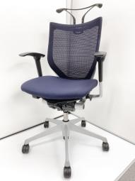 洗練されたデザインと多彩なバリエーションであらゆるオフィスに調和！自然な姿勢をサポート！
■オカムラ/バロン（Baron）/ダークブルー　背面メッシュ　可動肘