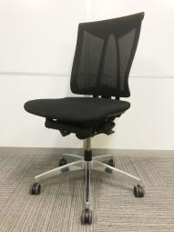 【座るとわかる快適さ・骨盤にしっかりフィットする！チェア自らが動き座る人の体を支える「おもてなし」の心を体現した高級チェア！ 】■イトーキ製（ITOKI）製　セレーオチェア (celeeo)　肘無し　ハイバック　■メッシュ背面　■ブラック