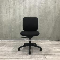 【関東倉庫在庫品】【低価格帯で機能がそろったオススメチェア!】【在庫入替セール品】■オカムラ製 CG-R 肘なしローバックチェア ■ブラック【弊社使用欄:A01021093】【ECBMC】