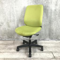 【関東倉庫在庫品】【オフィスにゆとりをもたらすシンプル＆スペースレス！コンパクトに使えて優しい使い心地！ 】【在庫入替セール品】■イトーキ製　トルテ　肘なしローバックチェア　■ライトグリーン【弊社使用欄：A01021412】【ECBMC】