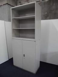 【すぐ取り出したいものはオープンへ保管用などは両開きへ！使い分け可能です！】■イトーキ製　シンラインシリーズ　上下戸書庫セット（上：オープン　下：両開き）　ニューグレー　《オフィスバスターズ福岡博多店は、福岡を拠点として、日本全国へ中古オフィス用品・オフィス家具を提供しております》