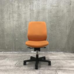 【関東倉庫在庫品】【オフィスにゆとりをもたらすシンプル＆スペースレス！コンパクトに使えて優しい使い心地！ 】【在庫入替セール品】■イトーキ製　トルテ　肘なしローバックチェア　■オレンジ【弊社使用欄：A01021416】【ECBMC】