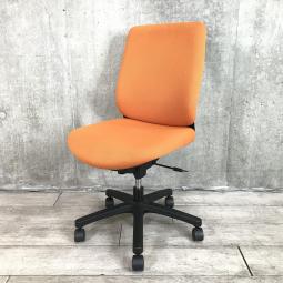 【関東倉庫在庫品】【オフィスにゆとりをもたらすシンプル＆スペースレス！コンパクトに使えて優しい使い心地！ 】【在庫入替セール品】■イトーキ製　トルテR　肘なしローバックチェア　■オレンジ【弊社使用欄：A01021413】【ECBMC】