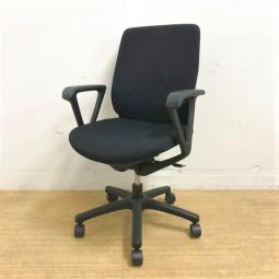 イトーキ　トルテR　ハイバック　ループ肘（固定肘）　ブラックでまとめたかっこいいカラーリング