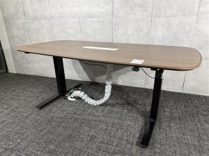 【昇降デスクが入荷しました！用途によって高さ調節が可能なため立ち作業にも◎】◆オカムラ　スイフト（Swift）　ブラウン　《オフィスバスターズ福岡博多店は、福岡を拠点として、日本全国へ中古オフィス用品・オフィス家具を提供しております》