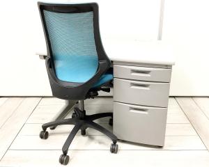 【セット商品（デスク×1台、チェア×1脚）】【幅1000㎜のコンパクトタイプ！使い勝手の良い３段収納の片袖机！】■イトーキ（ITOKI）製　CZNシリーズ　片袖机　■W1000㎜　■グレー　■シリンダー錠※横浜本店撮影画像