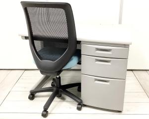 【セット商品（デスク×1台、チェア×1脚）】【幅1000㎜のコンパクトタイプ！使い勝手の良い３段収納の片袖机！】■イトーキ（ITOKI）製　CZNシリーズ　片袖机　■W1000㎜　■グレー　■シリンダー錠※横浜本店撮影画像