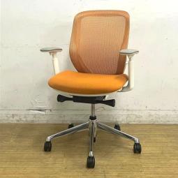 【2020年製】オカムラ　シルフィー　ローバック　メッシュタイプ　アジャストアーム搭載　オレンジ×ホワイトフレーム　ポリッシュ脚　前傾機能搭載の人気モデル