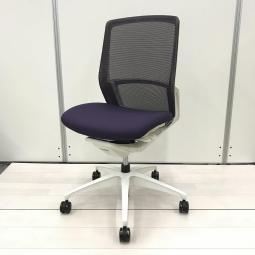 【デザインと機能性を追求したオカムラの技術の結晶！自然な姿勢で作業・リラックス可能！】■オカムラ製　フィノラ（Finora）　肘無しミドルバックチェア　背面メッシュ　■パープル ×ホワイトシェル【OKT15】【関東倉庫在庫品】【弊社使用欄：】