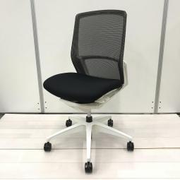 【デザインと機能性を追求したオカムラの技術の結晶！自然な姿勢で作業・リラックス可能！】■オカムラ製　フィノラ（Finora）　肘無しミドルバックチェア　背面メッシュ　■ブラック ×ホワイトシェル【OKT16】【関東倉庫在庫品】【弊社使用欄：】