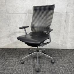 【長時間の着座でも疲れない!珍しい座面レザータイプ!!】■イトーキ(ITOKI)製 スピーナ(エストラマー) ハイバック 肘付 ブラック 《オフィスバスターズ福岡博多店は、福岡を拠点として、日本全国へ中古オフィス用品・オフィス家具を提供しております》