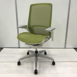 【デザインと機能性を追求したオカムラの技術の結晶！自然な姿勢で作業・リラックス可能！】■オカムラ製　フィノラ（Finora）　肘付きハイバックチェア　背・座面メッシュ　■可動肘　■ライトグリーン ×ホワイトシェル【OKT22】【関東倉庫在庫品】【弊社使用欄：】