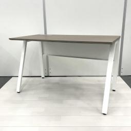 【大量入荷商品】【使い勝手の良い幅1200㎜！スラント脚がスタイリッシュ！】■オカムラ製　ヴィラージュ（Village）　VD-Aデスク　平机　W1200㎜　■天板ミディアムウォールナット　脚ホワイト【OKT67】【関東倉庫在庫品】【弊社使用欄：】