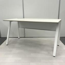 新古品！【大量入荷商品】【広々使えるワークスペース！スラント脚がスタイリッシュ！】■オカムラ製　ヴィラージュ（Village）　VD-Aデスク　平机　W1400㎜　■天板ライトオーク　脚ホワイト【OKT68】【関東倉庫在庫品】【弊社使用欄：】