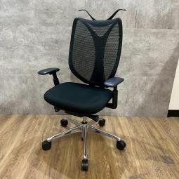 【人気のサブリナチェア！ブラックは残り1脚！前傾チルト機能付きで快適な座り心地を！ご自宅用にもオススメ！】■オカムラ製　サブリナ　ハイバック　肘付　コートハンガー付　ブラック　《オフィスバスターズ福岡博多店は、福岡を拠点として、日本全国へ中古オフィス用品・オフィス家具を提供しております》