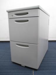 【人気のオカムラ製脇机】机隣に収納を増やしたい方！■3段脇机・オカムラ製SDシリーズ ■定番中の定番！  外部倉庫在庫