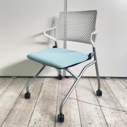 ネスティング収納可能なチェア！！汚れが落ちにくい箇所がある為、お安く販売です！！※１脚単位での販売になります。