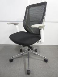 【オカムラ製品で最も人気を集める高機能メッシュチェア！】■オカムラ（okamura）製　シルフィ（Sylphy）　ハイバック　可動肘　ブラック×ホワイトシェル　《オフィスバスターズ福岡博多店は、福岡を拠点として、日本全国へ中古オフィス用品・オフィス家具を提供しております》