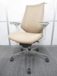 【様々な姿勢に柔軟にフィットする高機能ワーキングチェア！】■コクヨ　デュオラチェア　可動肘付　ソフトベージュ　■スタイリッシュなデザインに心地よい座り心地！【KOKUYO　Duora】 ★