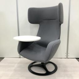 【リラックスした空間に調和するパーソナルチェア！】■オカムラ製　ライブス　ミーティングチェア・パーソナルチェア　ワークヴェールタイプ　■テーブル付き　■グレー【OKT94】【関東倉庫在庫品】【弊社使用欄：】