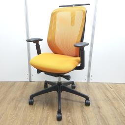 ★オカムラ製 シルフィー オレンジ ブラックフレーム 肘付き ハイバック アジャストアーム※可動肘 樹脂脚 三次元曲面が身体にフィット・まるで手を添えて包み込まれるような優しい座り心地! 肘付きハイバックチェア!!