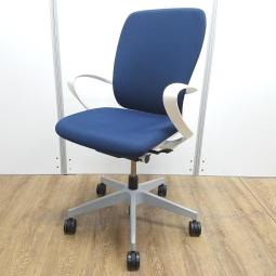★イトーキ製　フルゴ　ネイビーブルー　ホワイトフレーム　肘付き　ハイバック　サークル肘※固定肘　樹脂脚　座る人を選ばない、個性派シンプルスタイル背もたれ上部の取手デザインには、汚れ対策、取り回しのしやすさ　肘付きハイバックチェア！！