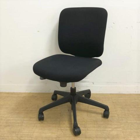 【ロット入荷】オカムラ CG-R 肘無しローバックモデル ブラックで統一された使う場所を選ばないカラーリング オフィスに馴染みやすいスタンダードチェア