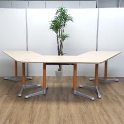 ★【3台セット商品+観葉植物！！】オカムラ製　アクティアフェロー (Acti@Fellow)）　ナチュラル天板　W1450xD650xH720サイズ　キャスター付　どの向きからでも使いやすい台形テーブル！　ミーテイングテーブル　台形テーブル！！