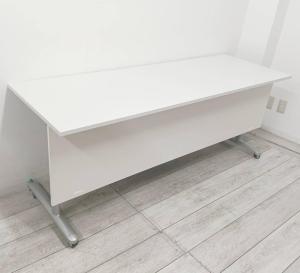 ☆W1800×D600mm！【使い方自由自在！フレキシブルに活躍！】■イトーキ製　サイドスタックテーブル　W1800×D600×H700mm　幕板付き　ホワイト　■キャスター付きで便利に使えます！【折りたたみテーブル】