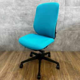 オカムラ シルフィ 肘無しハイバック 背:クッション ブルーグリーン×ブラックフレーム 前傾機能がウリの高機能チェア