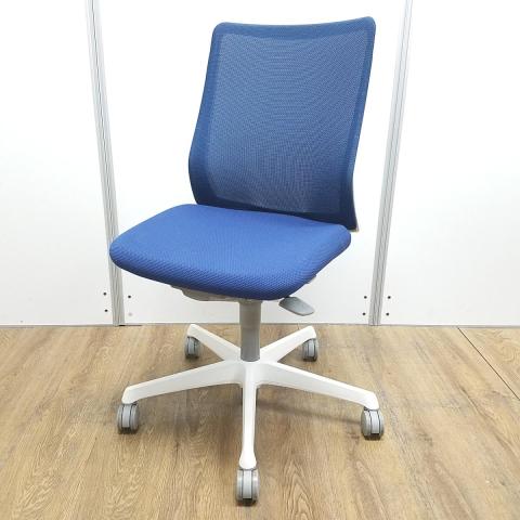 【ロット入荷】オカムラ フルーエントチェア 肘無しローバックモデル メッシュタイプ ミディアムブルー×ホワイトフレーム【愛知・名古屋・豊田・静岡・浜松】