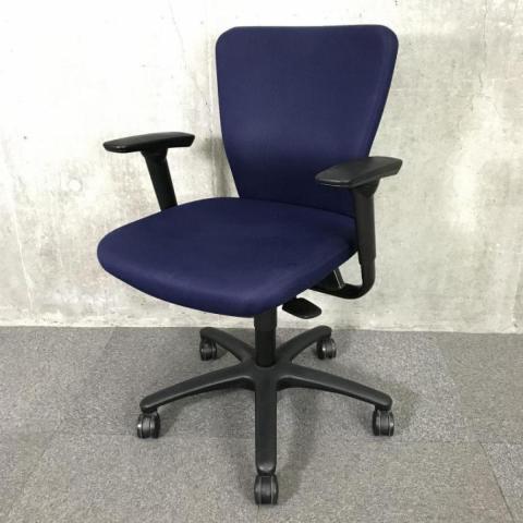 オカムラ　カロッツァ　可動肘付きチェア　ローバックモデル　ダークブルー×ブラックフレーム　※使用感強め・一部の部材欠けのため特価