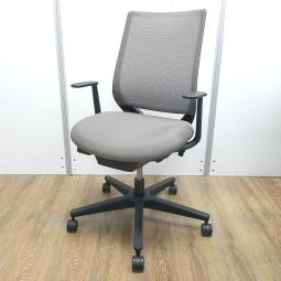 コクヨ製　ミトラ2　ダークグレージュ　ブラックフレーム　肘付き　ローバック　背面メッシュ　L型※固定肘　すっきりと上質なデザイン！　快適な座り心地を実現するオフィスチェア！　肘付きローバックチェア！！