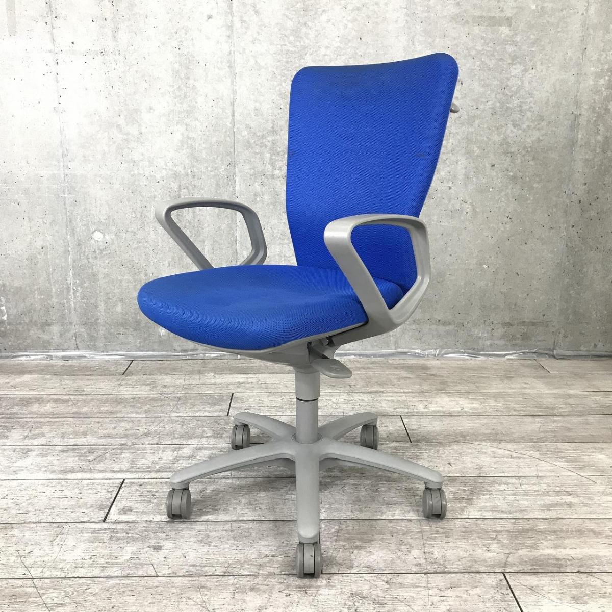 【長年愛されるロングセラー商品！厚めのクッションで疲れにくい！】■オカムラ(okamura)製　カロッツァ(Carrozza)チェア　肘付　ハイバック　■サークル肘・ハンガー付　■ブルー×グレーシェル　※肘キズ・背面たるみ有
                        カロッツァチェア
                                    中古
            