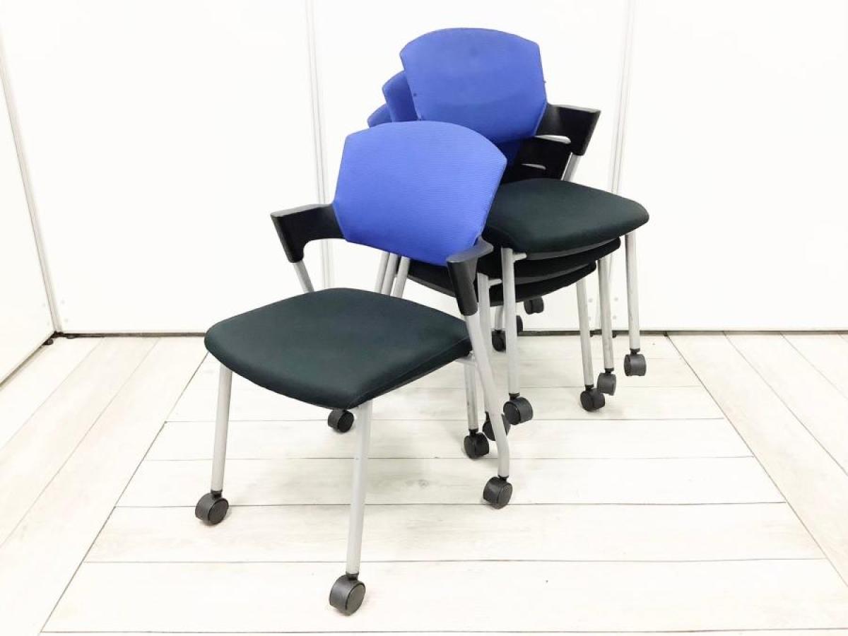 4脚1セット！【シンプルスマートなスタッキングチェア！分厚いクッションで長時間でも快適な座り心地！】■スタッキングチェア　ミーティングチェア　■背面カバー付き　■固定肘　キャスター付き　■背面ブルー×座面ブラック/コクヨ（KOKUYO）　プロッティ（Protty）
                        プロッティチェア
                                    中古
            