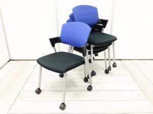 4脚1セット！【シンプルスマートなスタッキングチェア！分厚いクッションで長時間でも快適な座り心地！】■スタッキングチェア　ミーティングチェア　■背面カバー付き　■固定肘　キャスター付き　■背面ブルー×座面ブラック/コクヨ（KOKUYO）　プロッティ（Protty）